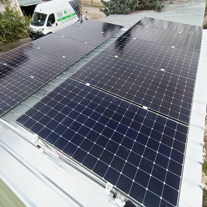 Installazione pannelli fotovoltaici con furgone STAES