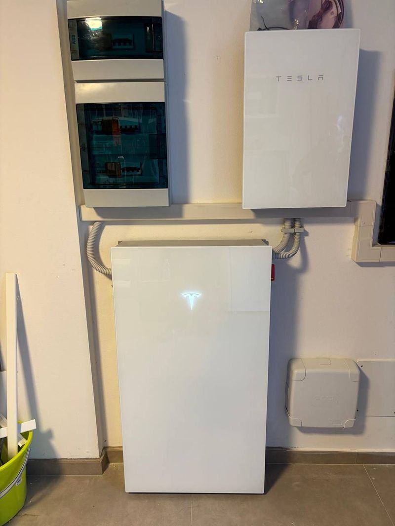 Tesla Powerwall installato in ambiente domestico